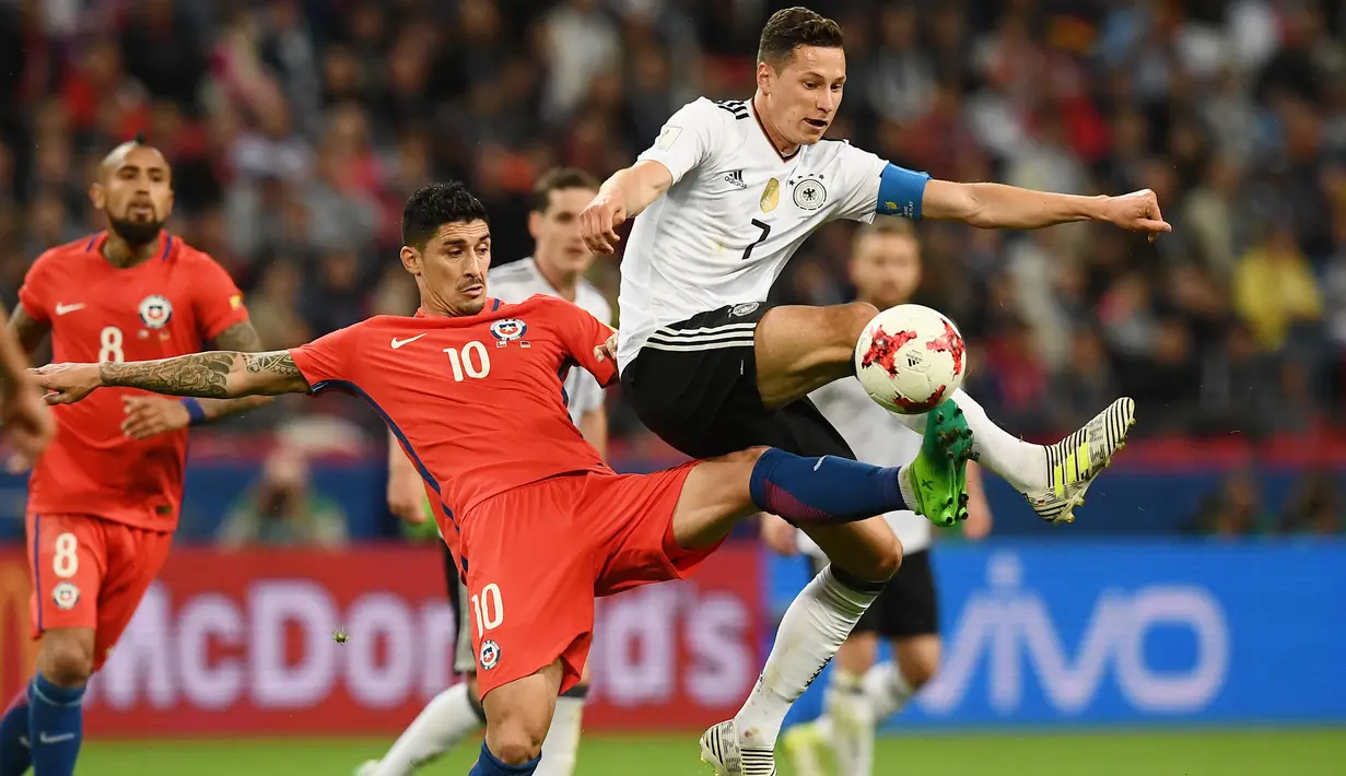 Duel pemain Jerman, Julian Draxler (kanan) dan pemain Chili, Pablo Hernandez pada laga grup B Piala Konfederasi 2017 di Kazan Arena Stadium, Kazan (22/6/2017). (AFP/Franck Fife)