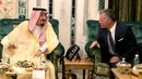 Raja Arab Saudi Salman bin Abdulaziz (kiri) berbincang dengan Raja Yordania Abdullah II di Mekah, Senin (11/6). Arab Saudi, Kuwait, dan UEA sepakat membantu Yordania senilai US$ 2,5 miliar atau sekitar Rp 35 triliun. (Yousef Allan/Saudi Royal Palace/AFP)