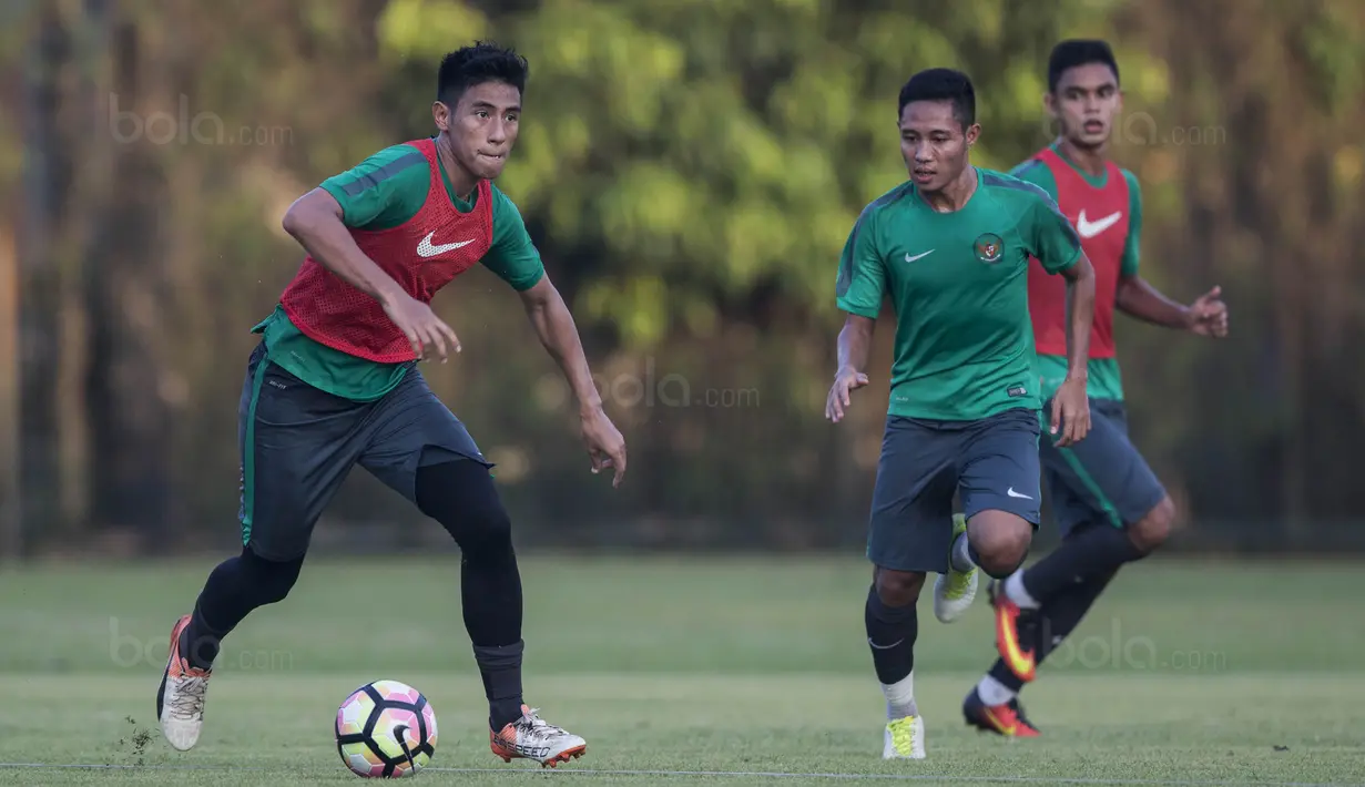 Gelandang Timnas Indonesia U-22, Hanif Sjahbandi, menggiring bola saat latihan di Lapangan SPH Karawaci, Banten, Senin (7/8/2017). Latihan dilakukan sebagai persiapan jelang SEA Games 2017 Malaysia. (Bola.com/Vitalis Yogi Trisna)