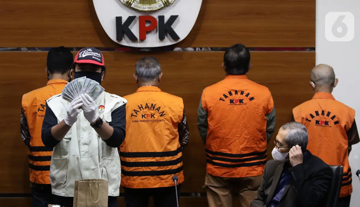 Petugas menunjukkan barang bukti penangkapan mantan Wali Kota Yogyakarta, Haryadi Suyuti di Gedung KPK, Jakarta, Jumat (3/6/2022). Haryadi Suyuti ditahan KPK terkait suap pengurusan perizinan di wilayah Pemkot Yogyakarta berikut barang bukti uang USD 27.258. (Liputan6.com/Helmi Fithriansyah)