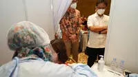 Menteri Kesehatan RI Budi Gunadi Sadikin meresmikan sekaligus meninjau Sentra Vaksinasi COVID-19 Traveloka yang menyasar kelompok lansia, pengajar, dan penyandang disabilitas di Serpong, Tangerang Selatan (2/6/2021). (Dok Kementerian Kesehatan RI)