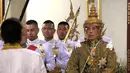 Maha Vajiralongkorn ketika dinobatkan sebagai Raja Thailand dengan gelar Rama X dari Dinasti Chakri di Istana Negara, Bangkok, Sabtu (4/5/2019). Sang raja baru Thailand ini tampak mengenakan mahkota berlapis emas seberat tujuh kilogram lebih. (Photo by Thai TV Pool /Thai Tv Pool/AFP)