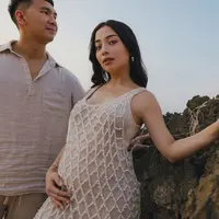Nikita Willy sedang menantikan buah hatinya yang kedua. Dengan baby bump yang semakin besar, Nikita Willy justru membagikan berbagai momen aktivitasnya, termasuk photoshoot di pantai. [Foto: Instagram/nikitawillyofficial94]