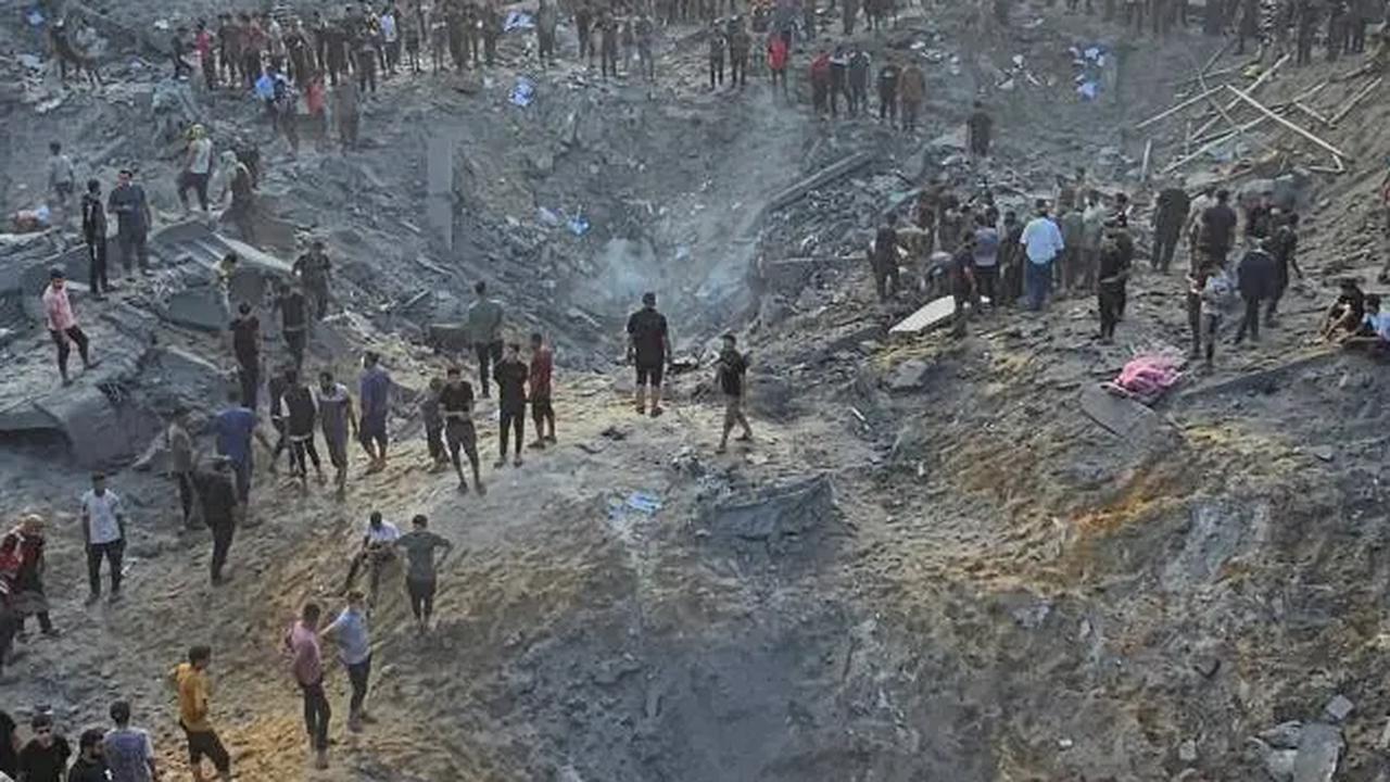Dampak bom Israel di kamp pengungsi Jabalia, Gaza.