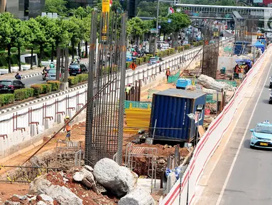 Kondisi pembangunan LRT Jabodebek di kawasan Kuningan, Jakarta, Selasa (26/9). Pembangunan LRT (Light Rail Transit) Cawang-Dukuh Atas pada ruas Jalan HR Rasuna Said saat ini sudah sampai pada pengecoran tiang pancang. (Liputan6.com/Helmi Afandi)