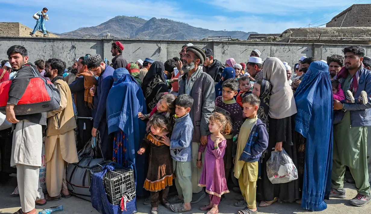 Para pengungsi Afghanistan menunggu dalam antrean untuk menyeberangi perbatasan Pakistan-Afghanistan di Torkham pada 27 Oktober 2023. (Abdul MAJEED/AFP)