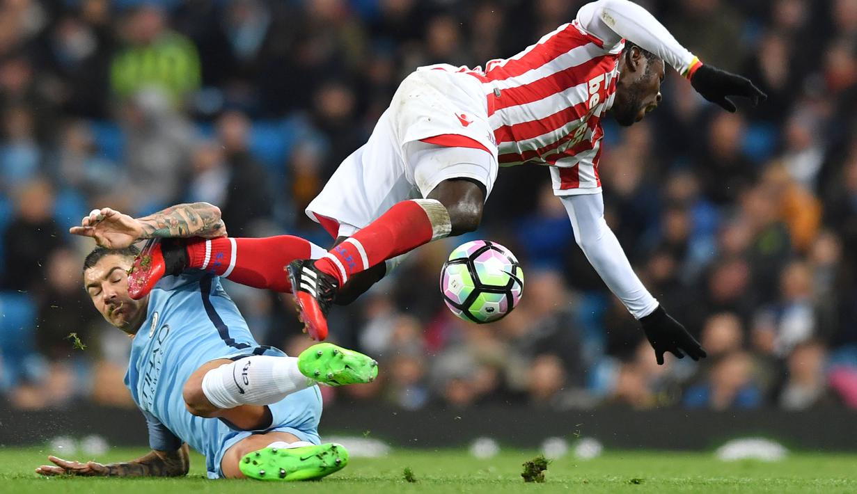 Pemain Manchester City, Aleksandar Kolarov (kiri) menghadang laju pemain Stoke City, Mame Biram Diouf pada lanjutan Premier League di Etihad Stadium, (8/3/2017). Manchester City bermain imbang 0-0.  (AFP/Anthony Devlin)