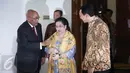 Presiden RI ke lima Megawati Soekarnoputri (tengah) bersama Cagub DKI Jakarta Basuki T Purnama menerima kedatangan Presiden Afrika Selatan Jacob Zuma di kediamaan Megawati, Jakarta, Rabu (8/3). (Liputan6.com/Faizal Fanani)