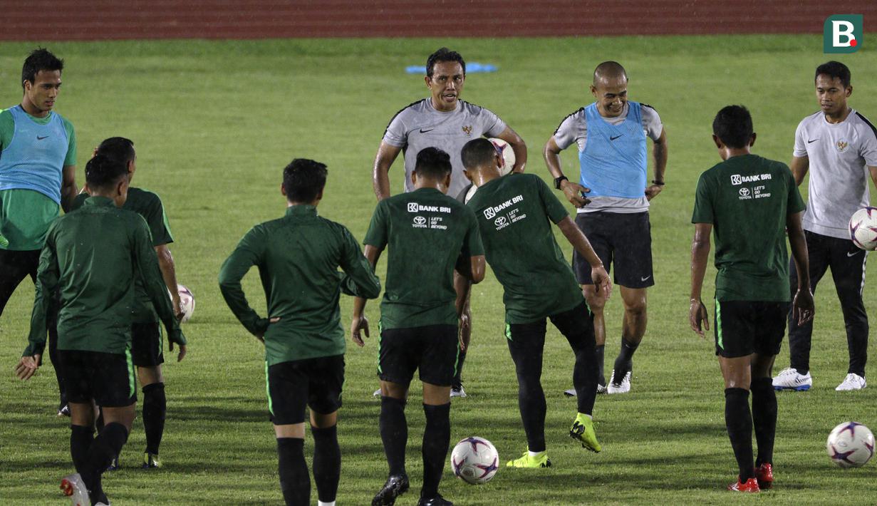 Pelatih Timnas Indonesia, Bima Sakti, memberikan arahan saat latihan di Stadion Madya Senayan, Jakarta, Selasa (22/11). Latihan ini persiapan jelang laga Piala AFF 2018 melawan Filipina. (Bola.com/Yoppy Renato)
