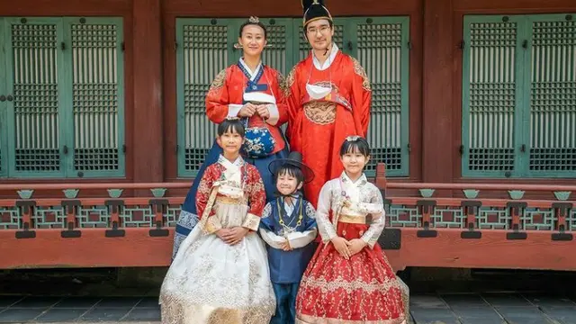 9 Gaya Kompak Outfit Kimbab Family, Bisa Jadi Inspirasi Keluarga