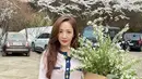 Park Min Young tampil manis dengan atasan rajut bernuansa merah muda dengan sentuhan warna hijau, dipadu celana panjang berwarna hitam. [Foto: Instagram/rachel_mypark]