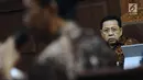 Terdakwa dugaan korupsi proyek e-KTP, Setya Novanto (kanan) menyimak keterangan saksi pada sidang lanjutan di Pengadilan Tipikor, Jakarta, Kamis (8/3). Sidang mendengar keterangan saksi-saksi. (Liputan6.com/Helmi Fithriansyah)