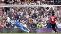 Bruno Fernandes dari Manchester United gagal mengeksekusi penalti dalam laga Premier League antara Fulham dan Manchester United di Craven Cottage, London, Minggu, 24 Agustus 2025. (Adam Davy/PA via AP)