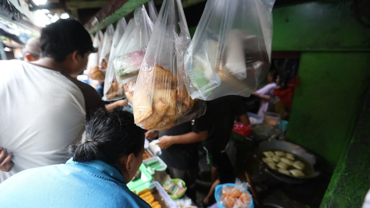 FOTO: Ramai Warga Kwitang Berburu Takjil di Hari Keenam Ramadan 1447 H