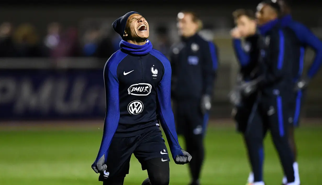 Striker Prancis, Kylian Mbappe, tampak bahagia usai berhasil mencetak gol saat sesi latihan jelang laga persahabatan di Paris, Selasa (7/11/2017). Prancis akan berhadapan dengan Jerman dan Wales. (AFP/Franck Fife)