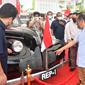 Menteri Sekretaris Negara Pratikno (kanan) dan Menteri BUMN Erick Thohir (kiri) membuka pameran mobil kepresidenan di Sarinah, Jakarta, Sabtu 13 Agustus 2022. (Istimewa)
