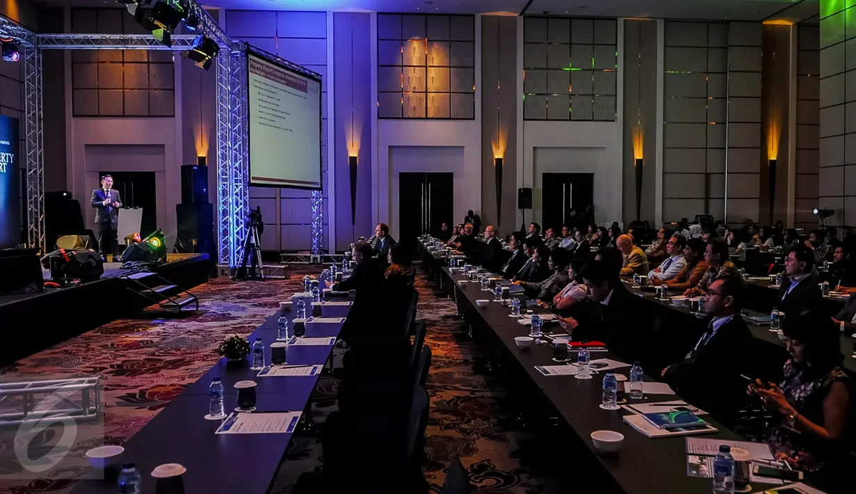 Sejumlah peserta mendengarkan pemaparan salah satu pembicara pada acara Property Report Congress 2016 di Jakarta, Kamis (13/10). Acara ini akan dihadiri para stakeholder dan ahli properti dari Indonesia dan negara tetangga. (Liputan6.com/Faizal Fanani)