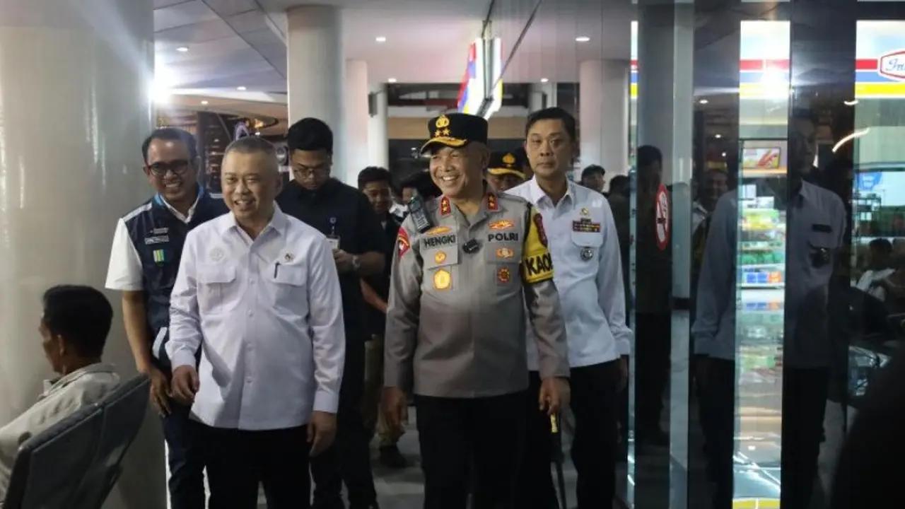 Menteri Perhubungan (Menhub) Dudy Purwagandhi didampingi Kapolda Banten Irjen Pol Hengki melakukan peninjauan di Pelabuhan BBJ, Kabupaten Serang, Banten.