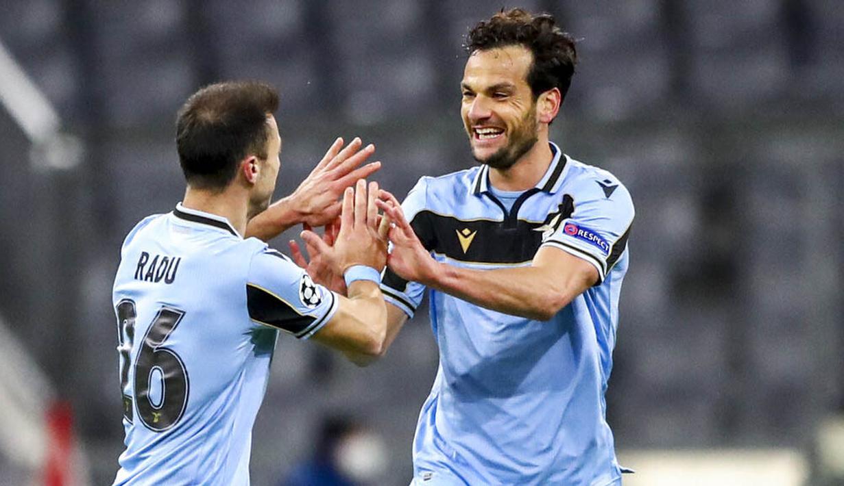 Pemain Lazio, Marco Paroloi, melakukan selebrasi usai mencetak gol ke gawang Bayern Munchen pada laga Liga Champions di Allianz Arena, Kamis (18/3/2021). Bayern Munchen menang dengan skor 2-1. (AP Photo/Matthias Schrader)