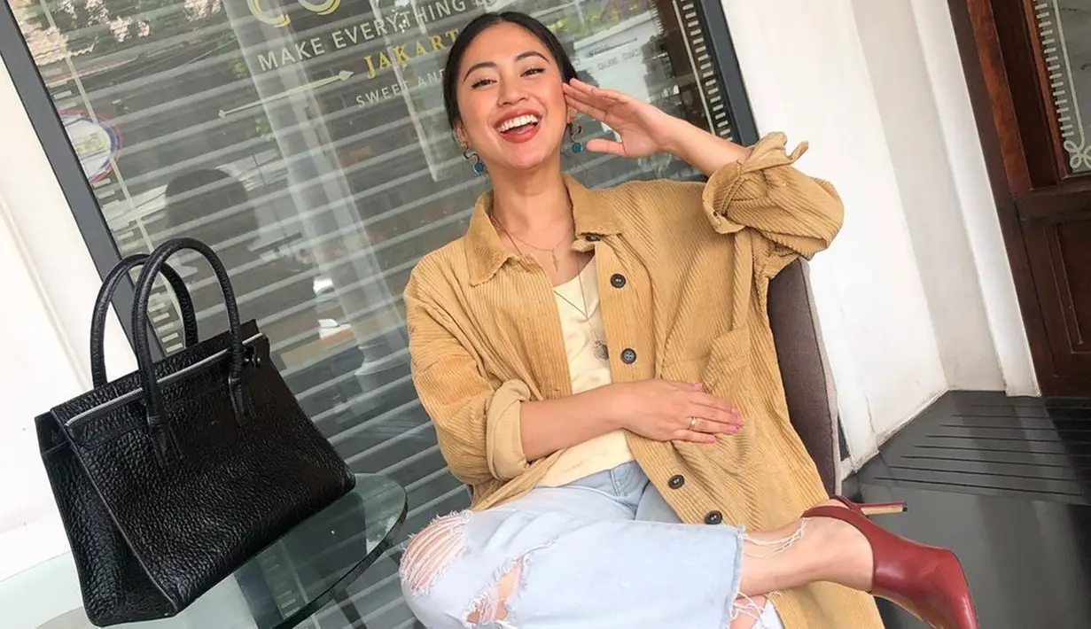 Gaya kasual seakan sudah menjadi andalan wanita kelahiran 1990 ini. Saat hangout ia memilih tampil simpel. Tyna Dwi Jayanti mengenakan kemeja panjang yang dipadukan dengan kaus dan celana jeans. (Liputan6.com/IG/@tynadwijayanti)