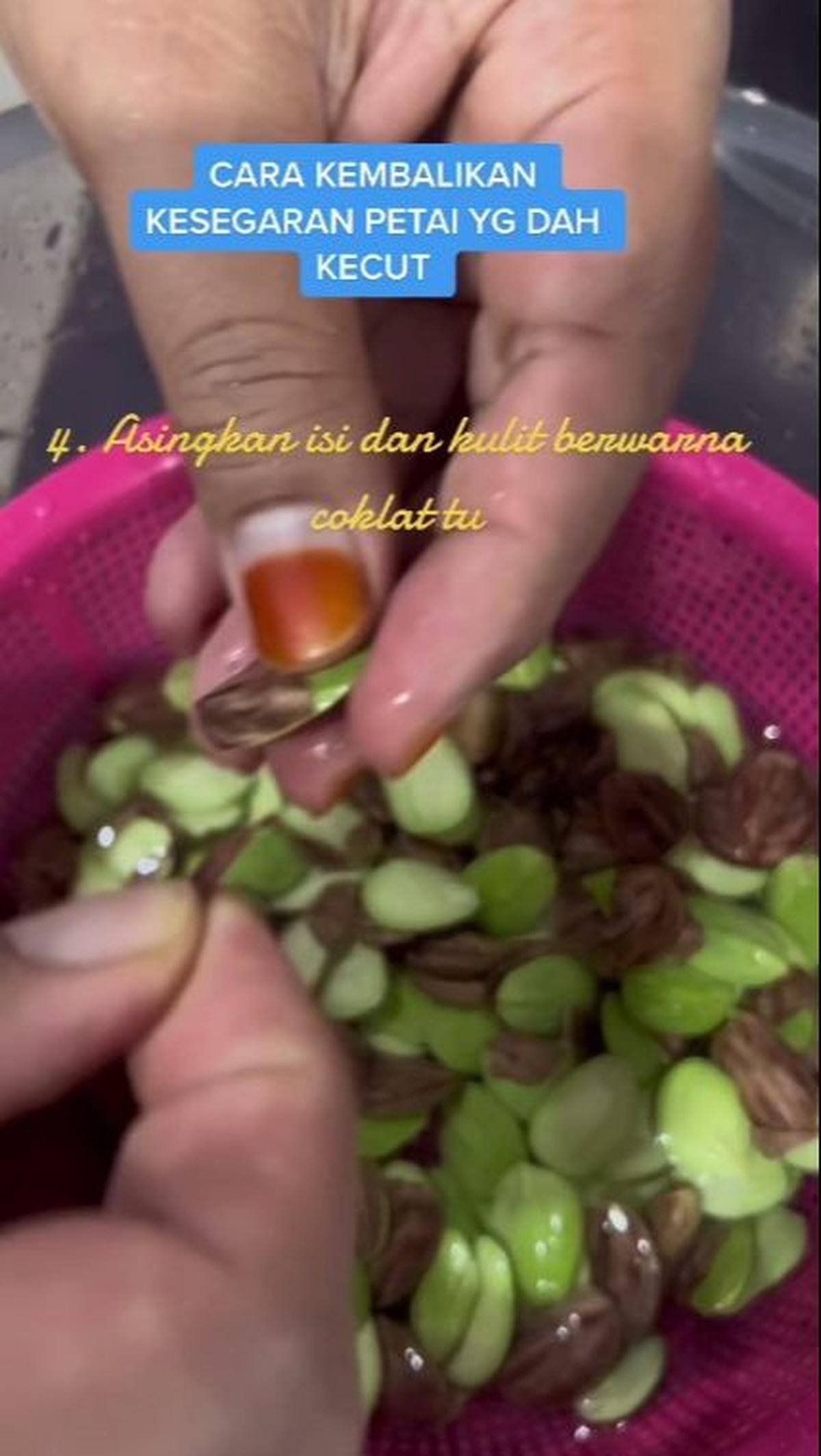Pisahkan Petai dari Kulitnya