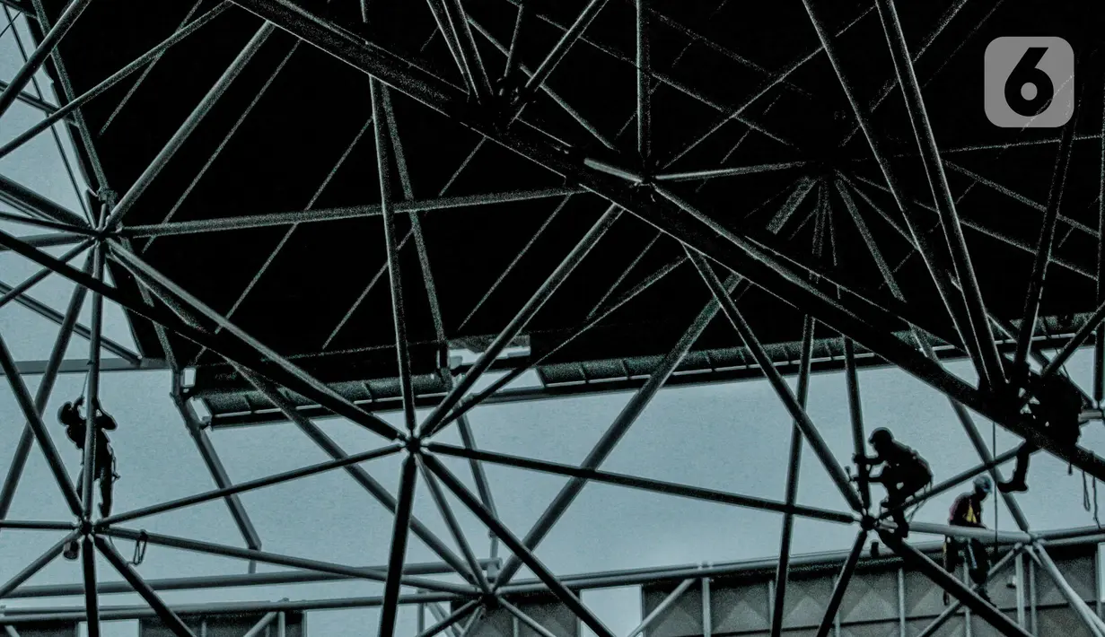 Pekerja saat menyelesaikan proyek pembangunan Jakarta International Stadium (JIS), Papanggo, Jakarta Utara, Selasa (7/12/2021). Rencananya stadion JIS akan menggunakan atap buka tutup otomatis (retractable roof) serta lampu berstandar FIFA. (merdeka.com/Iqbal S Nugroho)