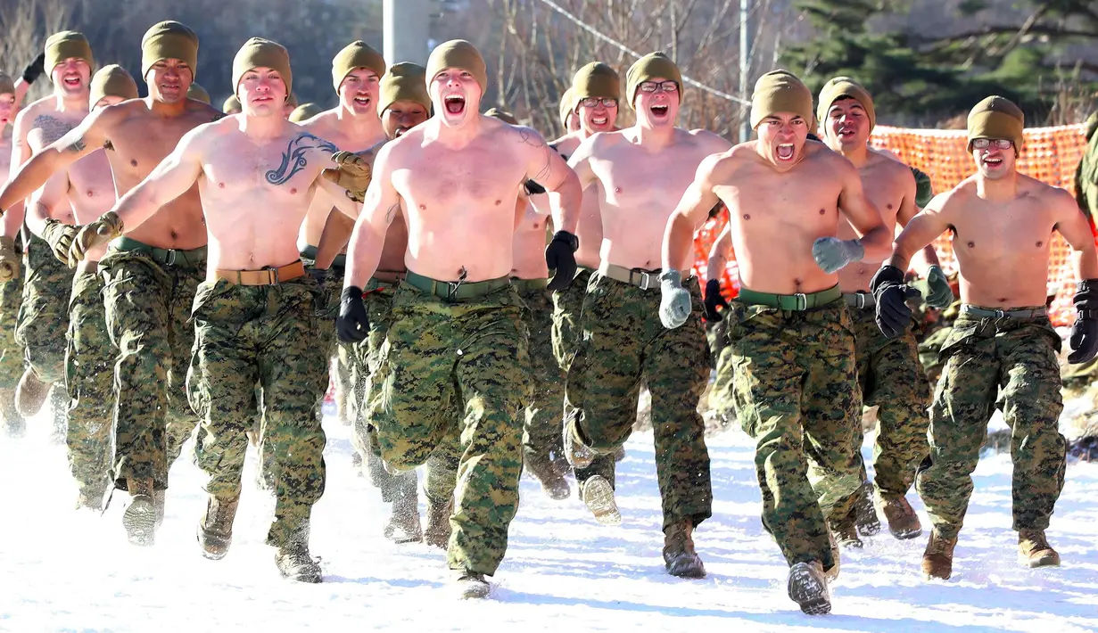 Marinir AS berjalan di atas bukit bersalju selama latihan musim dingin bersama di Pyeongchang, sekitar 180 kilometer timur Seoul, (19/12). Latihan ini dimulai pada tanggal 4 Desember dan berlangsung sampai 22 Desember. (AFP Photo/Yonhap)