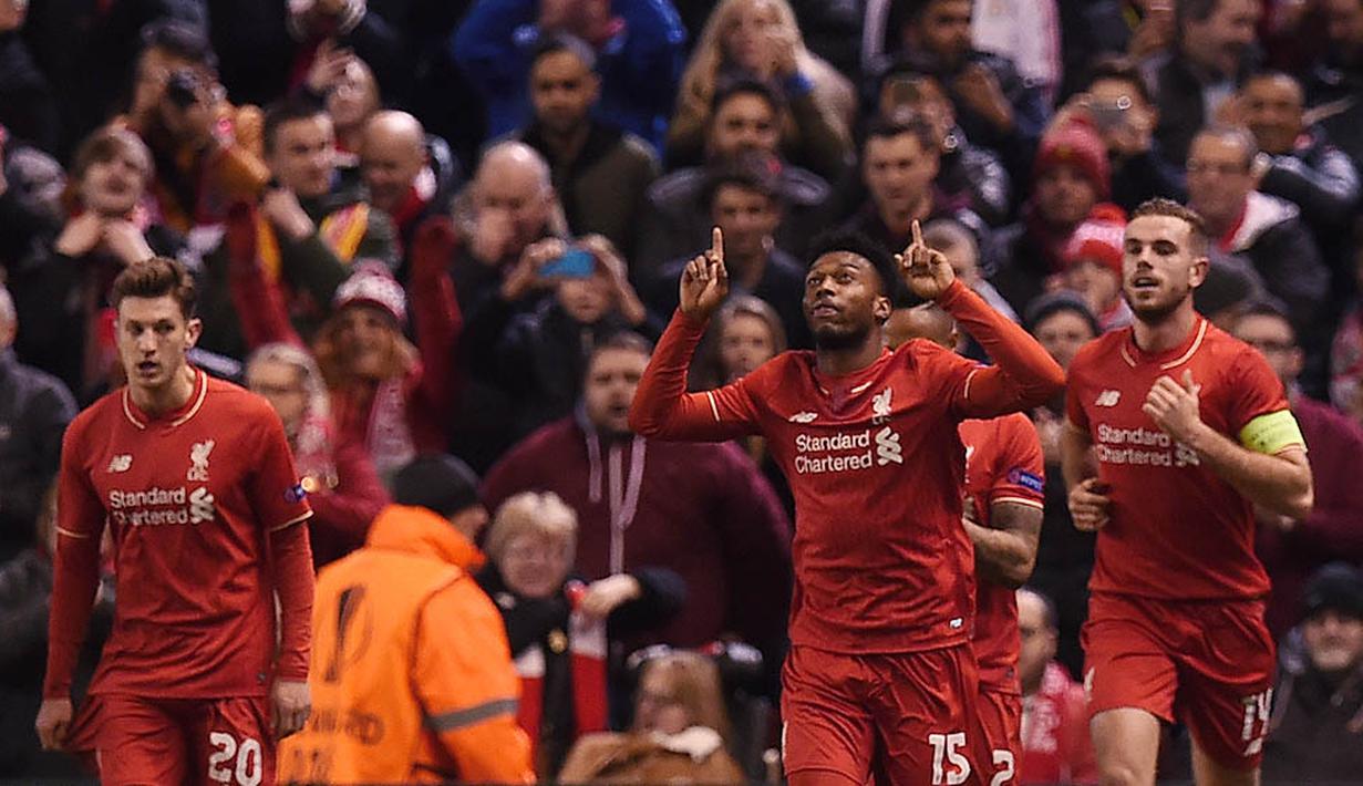 Pemain Liverpool merayakan gol yang dicetak oleh Daniel Sturridge ke gawang Manchester United pada laga leg pertama babak 16 besar Liga Europa di Stadion Anfield, Inggris, Kamis (10/3/2016). Liverpool berhasil menang 2-0 dari MU. (AFP/Paul Ellis)