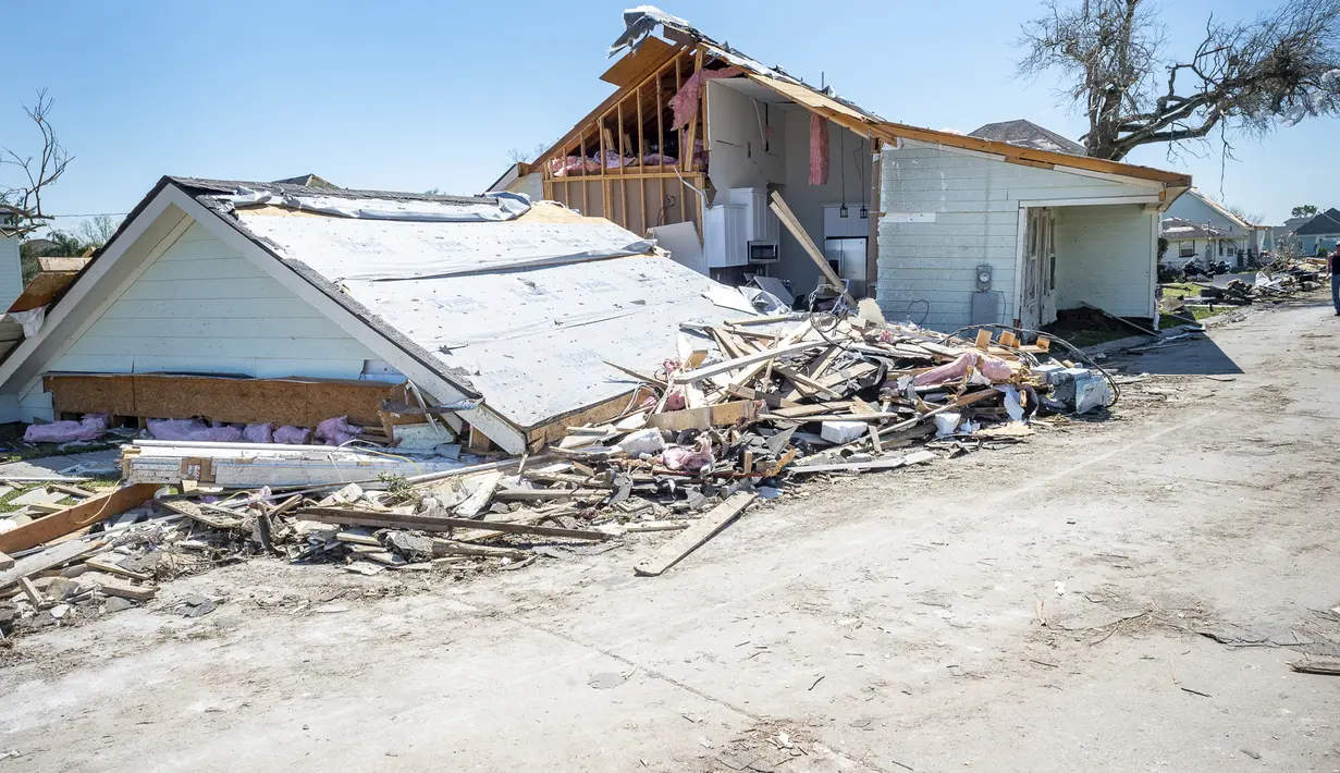 Puing-puing mengelilingi kerusakan parah pada rumah-rumah setelah tornado melanda daerah itu malam sebelumnya di Arabi, La., Rabu (23/3/2022). (Scott Clause/The Daily Advertiser via AP)