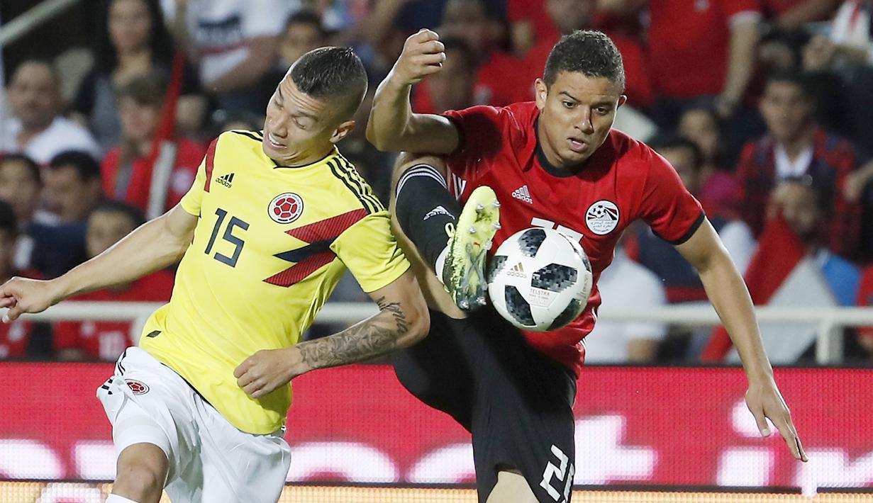 Pemain Kolombia, Mateus Uribe (kiri) berebut bola dengan pemain Mesir, Saad Samir pada laga uji coba di "Atleti Azzurri d'Italia Stadium”, Bergamo, (1/6/2018). Mesir dan Kolombia bermain imbang 0-0. (AP/Antonio Calanni)