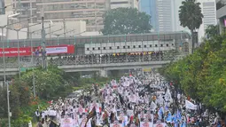 Kondisi kawasan Thamrin dipadati massa aksi damai 4 November yang bergerak menuju Gedung Balai Kota, Jakarta Pusat, Jumat (4/11). Massa membawa berbagai atribut guna menuntut proses hukum terhadap Basuki Tjahaja Purnama (Ahok). (Liputan6.com/Angga Yuniar)
