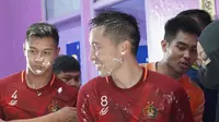 Arthur Irawan rayakan ulang tahun bersama skuad Persik Kediri. (Gatot Sumitro/Bola.com)