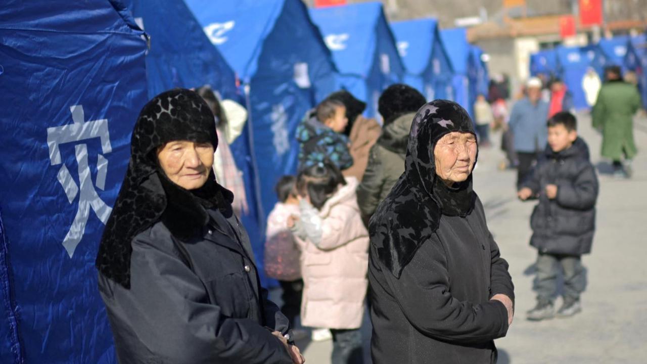 Para korban gempa yang kehilangan tempat tinggalnya terpaksa tinggal sementara di tenda-tenda darurat bantuan setelah gempa bumi berkekuatan 6,2 SR mengguncang Provinsi Gansu, di barat laut China (20/12/2023). <br>
