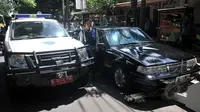 Petugas Dishub mendapati sebuah mobil yang parkir liar di kawasan Cikini, Jakarta, Selasa (28/4/2015). (Liputan6.com/JohanTallo)
