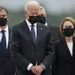 Presiden AS Joe Biden dan Ibu Negara Jill Biden, dan Menteri Luar Negeri AS Antony Blinken di Dover Air Force Base, Delaware, Minggu (29/8/2021). (Photo credit: AP Photo/Carolyn Kaster)