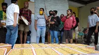 Mahasiswa Universitas Trunojoyo Madura asal Papua saat menerima bantuan sembako
