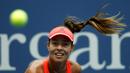 Petenis Serbia, Ana Ivanovic, melakukan servis ke arah petenis Slowakia, Dominika Cibulkova, dalam babak pertama Turnamen Tenis AS Terbuka di New York, AS. (31/8/2015). (Reuters/Mike Segar)