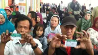 Kartu Indonesia Pintar, Kartu Indonesia Sehat, Kartu Keluarga Sejahtera mulai dibagikan kepada warga  (Liputan6.com/ Putu Merta Surya Putra)