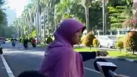 Ibu bersama anaknya yang menawarkan jasa joki 3 in 1 mengaku senang 3 in 1 kembali diberlakukan. Artinya ia mendapat penghasilan tambahan.