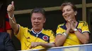 Presiden Kolombia, Juan Manuel Santos (kiri) bersama sang istri, Maria Clemencia, menyambut kemenangan tim asuhan Jose Pekerman di Stadion National Mane Garrincha, Brasil, (19/6/2014).(REUTERS/Paul Hanna)