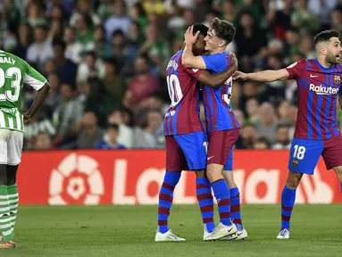 Pemain Barcelona Ansu Fati (tengah) merayakan dengan rekan setimnya setelah mencetak gol ke gawang Real Betis pada pertandingan sepak bola La Liga Spanyol di Stadion Benito Villamarin, Seville, Spanyol, 7 Mei 2022. Barcelona menang 2-1. (AP Photo/Jose Breton)