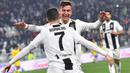 Striker Juventus, Cristiano Ronaldo, melakukan selebrasi bersama Paulo Dybala usai membobol gawang Frosinone pada laga Serie A di Stadion Allianz, Turin, Jumat (15/2). Juventus menang 3-0 atas Frosinone. (AP/Alessandro Di Marco)
