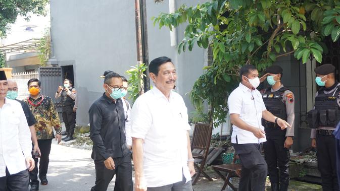 Menteri Koordinator Kemaritiman Luhut Binsar Pandjaitan melayat ke rumah duka Ibunda Jokowi, Solo, Jawa Tengah, Kamis (26/3/2020). (Liputan6.com/ Fajar Abrori)