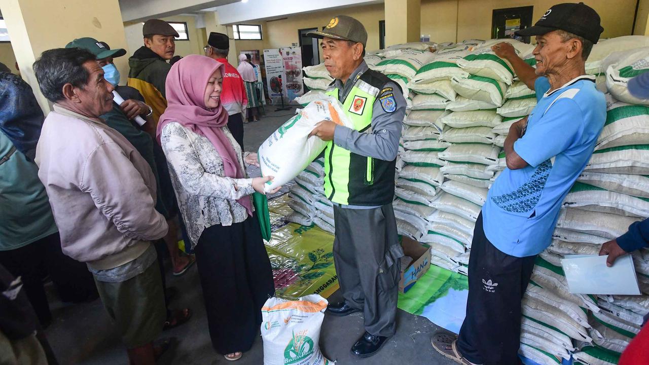 FOTO: Bantuan Beras 20 Kg Dibagikan Serentak di Depok, Warga Antusias