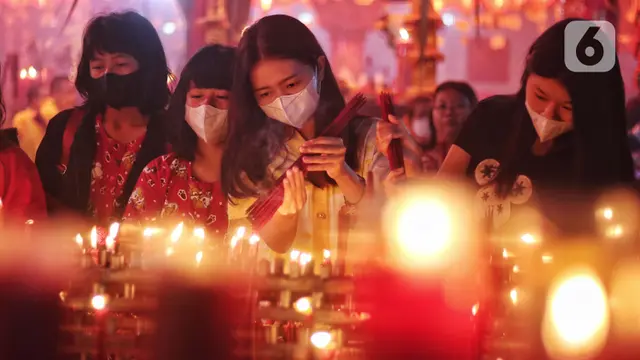 Sembahyang malam imlek 2574 di Tangerang