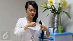 Aktris Julia Perez atau Jupe memotong  rambutnya  dalam syuting film di kediamannya jakarta, Kamis (25/02).Film yang diperankan oleh Julia Perez tersebut terinspirasi dari kisah nyata. (Liputan6.com/Herman Zakharia)