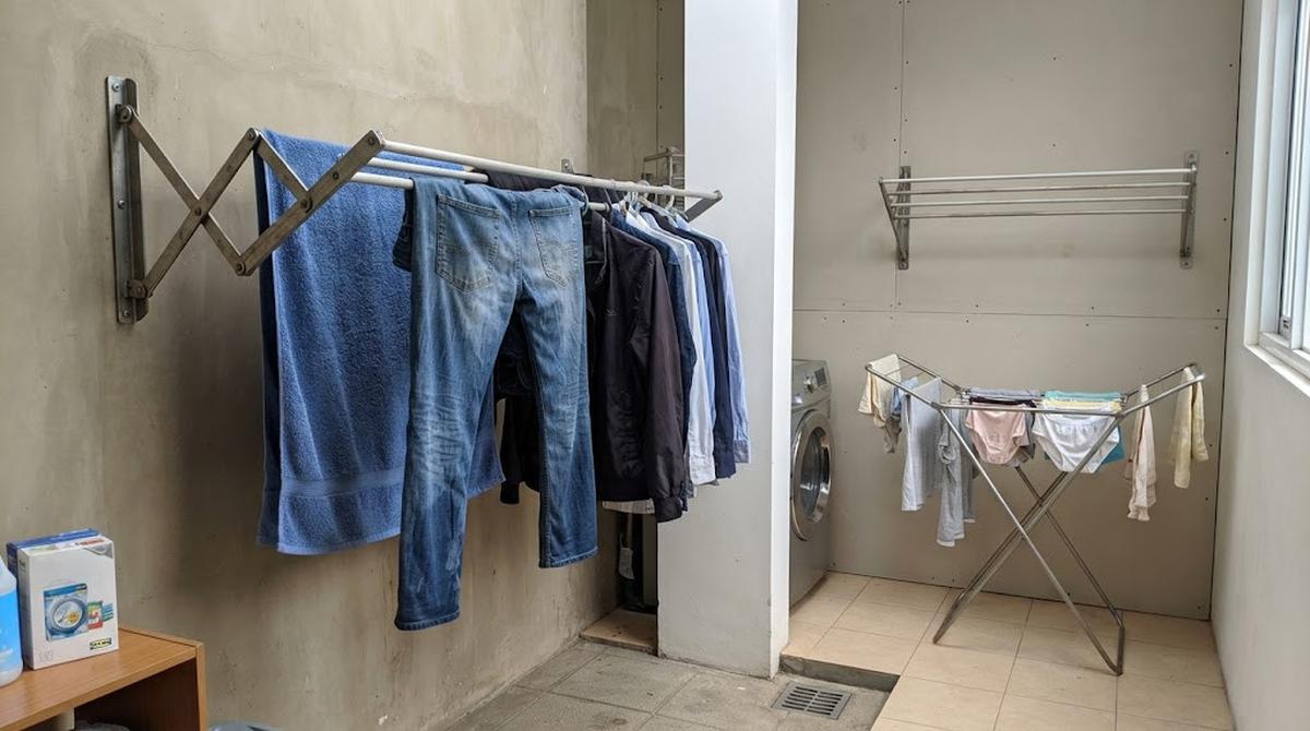 Jemuran Dinding vs Jemuran Lipat, Mana yang Lebih Cocok untuk Rumah Sempit?