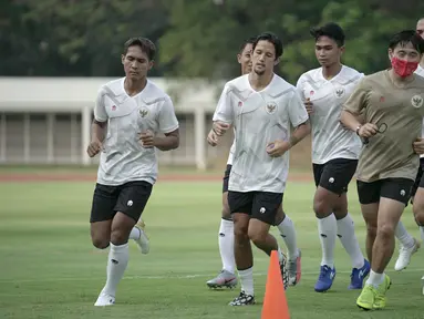 Pemain Timnas Indonesia, Irfan Bachdim, saat mengikuti sesi latihan perdana di Stadion Madya, Jakarta, Jumat (7/8/2020) sore WIB.  Sebanyak 24 pemain Timnas Indonesia jalani latihan perdana dengan mengikuti protokol kesehatan. (dok.PSSI)