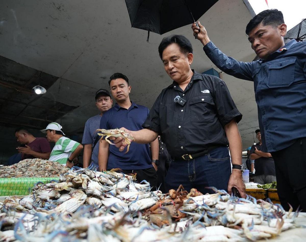 Gaya Keren Menko HAM Jalan-Jalan ke Pasar Ikan