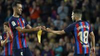 Dua pemain senior Barcelona yang kerap menyandang ban kapten, Sergio Busquets dan Jordi Alba telah memutuskan pergi pada akhir musim 2022/2023 dan telah memainkan laga terakhirnya di depan publik sendiri saat menang 3-0 atas Mallorca di Camp Nou, Senin (29/5/2023) dini hari WIB. Busquets akan meninggalkan klub yang dibelanya selama 15 tahun begitu habis kontrak pada 30 Juni 2023. Sedangkan Alba sepakat mengakhiri kontrak satu tahun lebih cepat di akhir musim ini. Menarik untuk ditunggu siapakah yang akan meneruskan estafet ban kapten Barcelona yang ditinggalkan keduanya? Berikut 4 kandidatnya. (AP Photo/Joan Monfort)